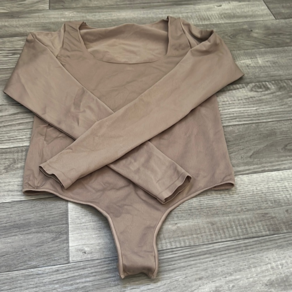 Skims Essential Long Sleeve Scoop Neck - Picture 5 of 10